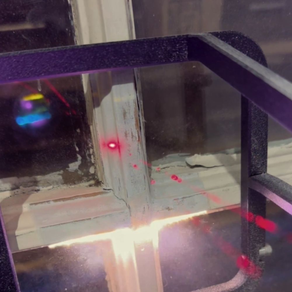 linseed-paint-brouns-pulse-laser-cleaner-window